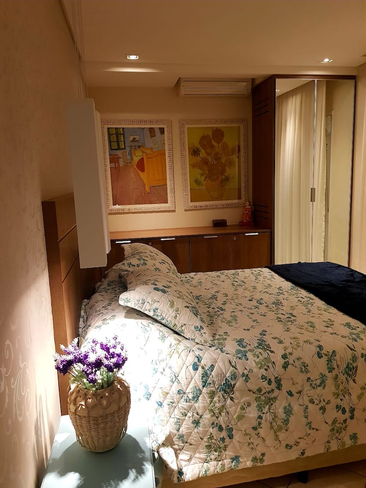 4号套房，配备空调、标准双人床