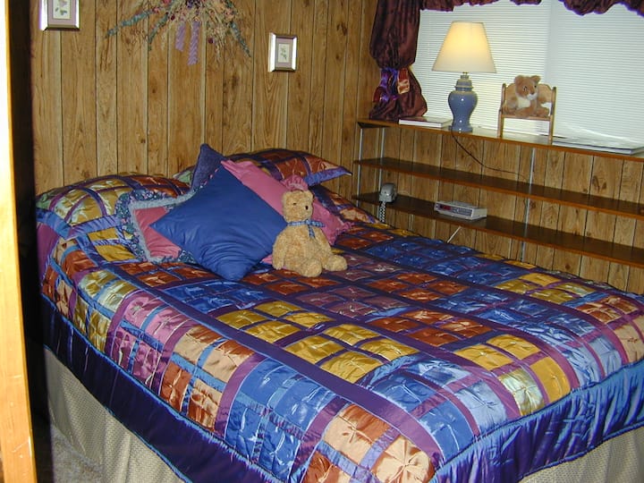 Letto matrimoniale con grande armadio.