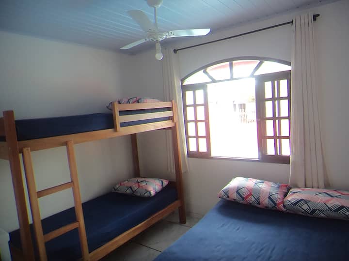 Спална соба 3 - двоен кревет и кревет на спрат. Тавански вентилатор