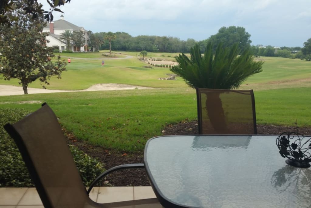 Varanda do apartamento com vista para o campo de golfe.