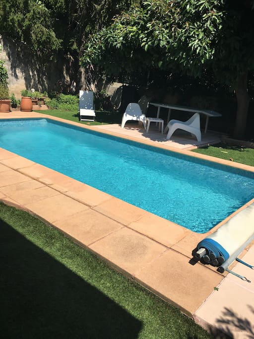 Petit endroit de détente autour de la piscine
