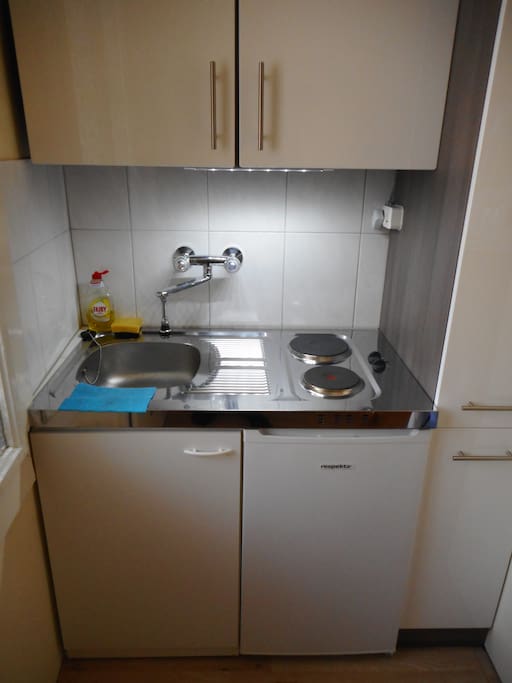 Miniküche mit 2 Herdplatten und Kühlschrank / Kitchenette with 2 hot plates und a fridge