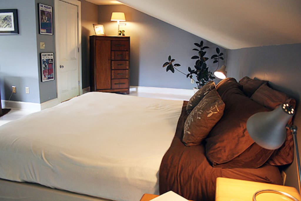 King size bed & vaulted ceiling set the mood