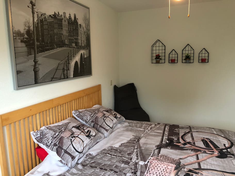 First Level - Amsterdam Bedroom 1 (1 King)