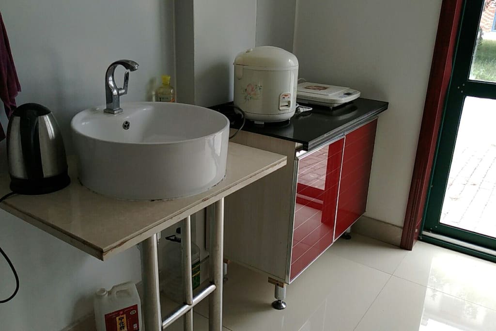 用电磁炉做饭,其余厨具基本配备