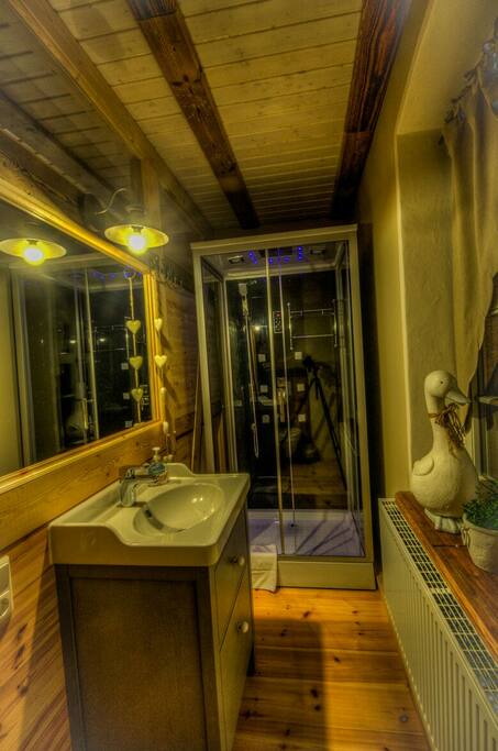Zimmer 1, Bad mit Dusche,WC und Föhn