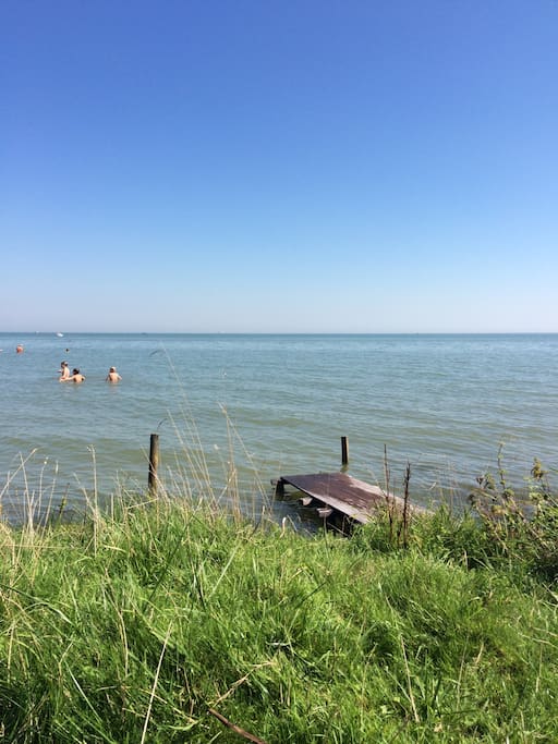 Zwemmen in Markermeer (5 min. lopen)