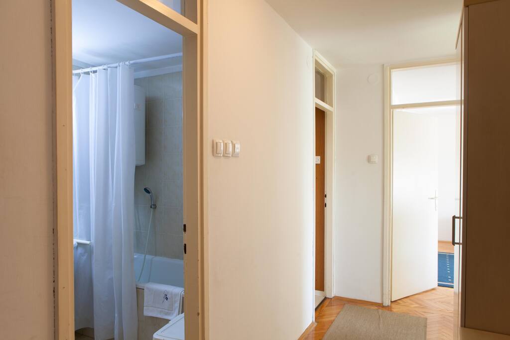 Left wing of the entrance hall with view to bathroom