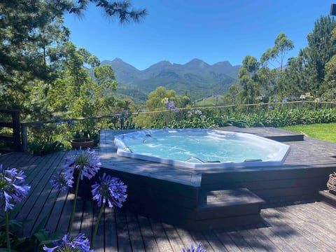 Private retreat with jacuzzi overlooking the mountains