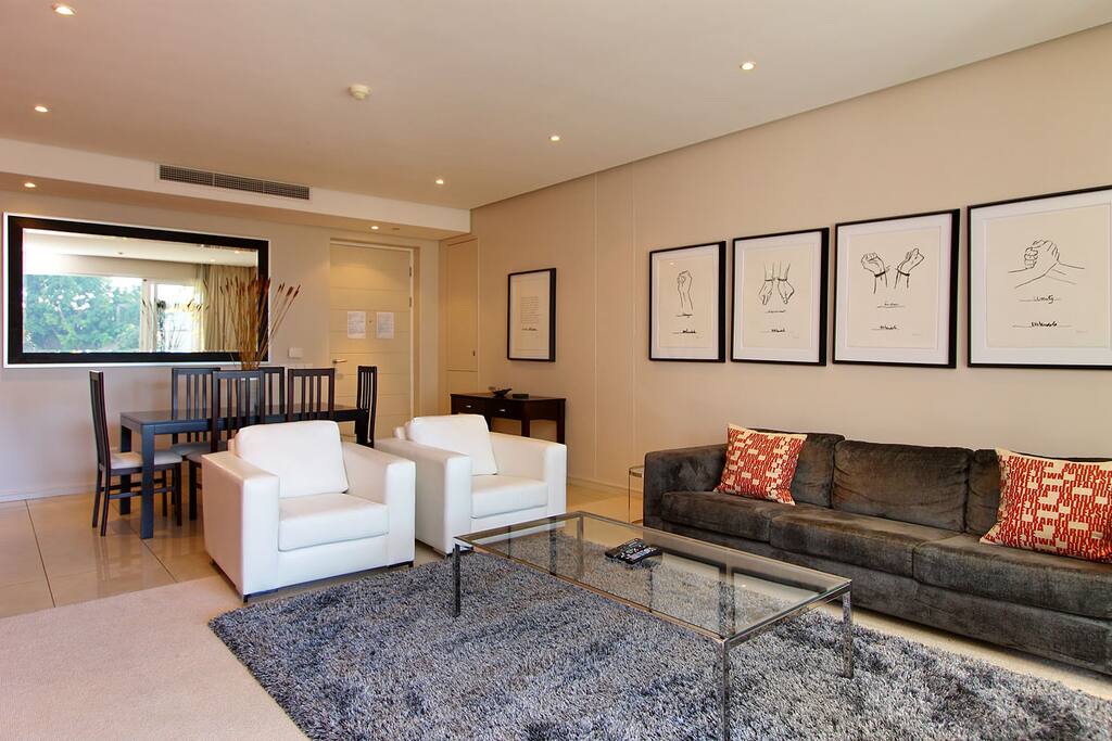 Lounge/Dining