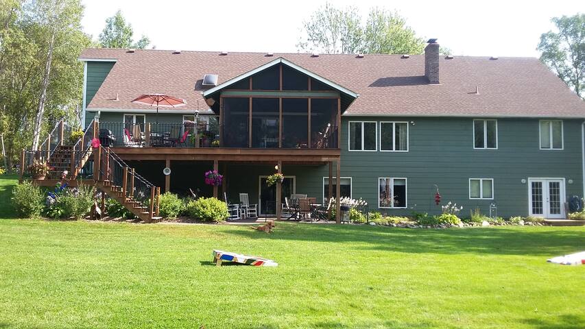 Perfect, peaceful hangout. Enjoy the huge yard. gallery image 3