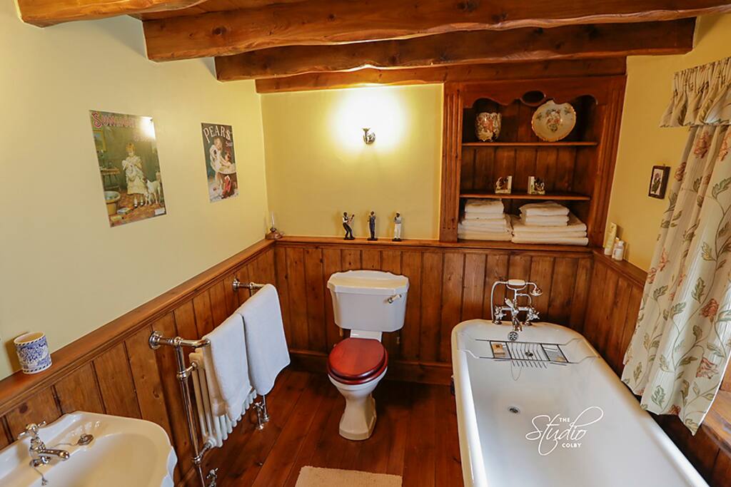 Guest's Private Bathroom