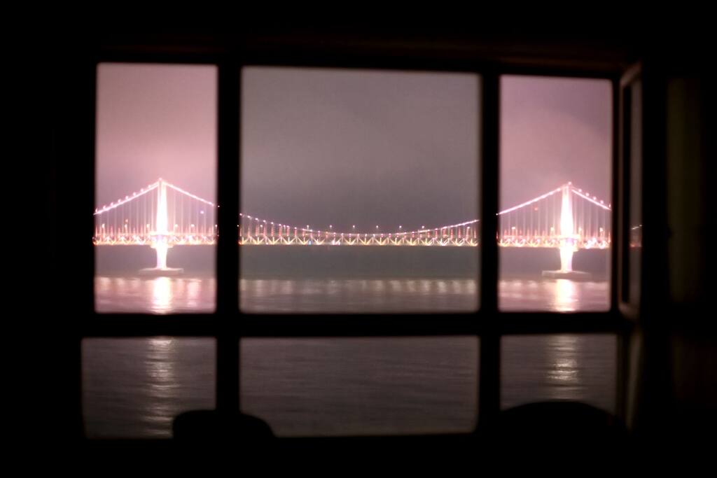 모든 조명을 다 끄고 광안대교를 보세요 정말 예술입니다