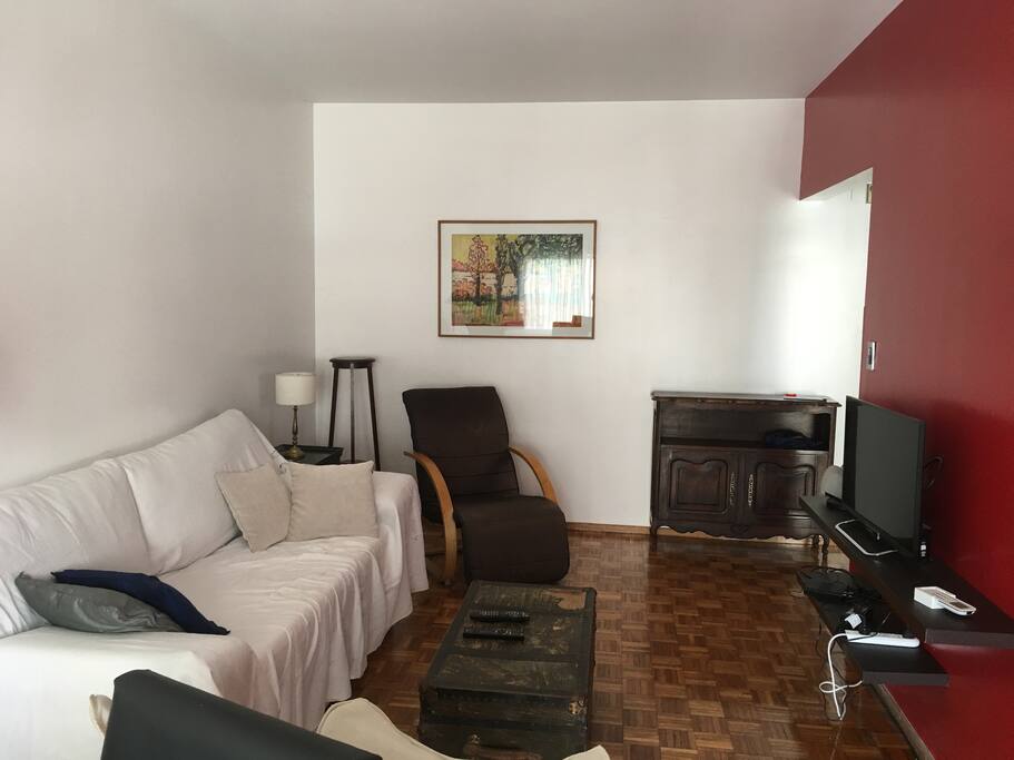 El living con sofa cama enfrenta al plasma