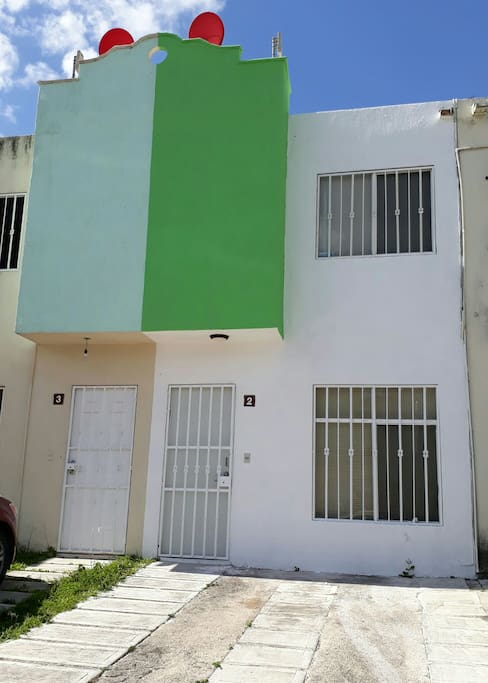 Vista exterior del apartamento, dónde se obseva que cuenta con herrería para mayor seguridad