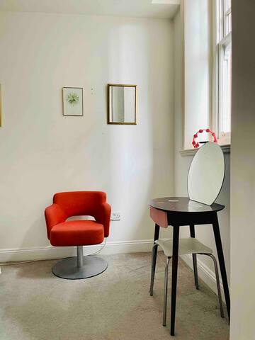 Huge flat with rock star history gallery image 2