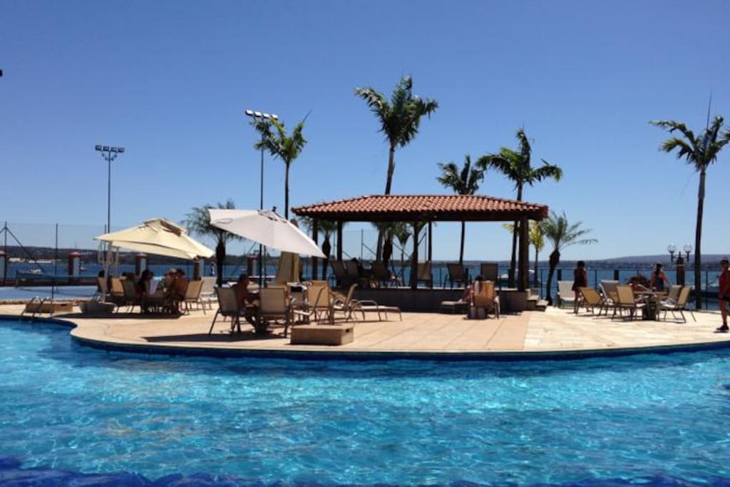 Bar na piscina do hotel