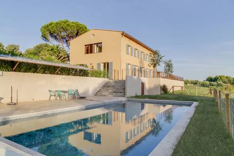 Superb contemporary bastide: pool and sea view