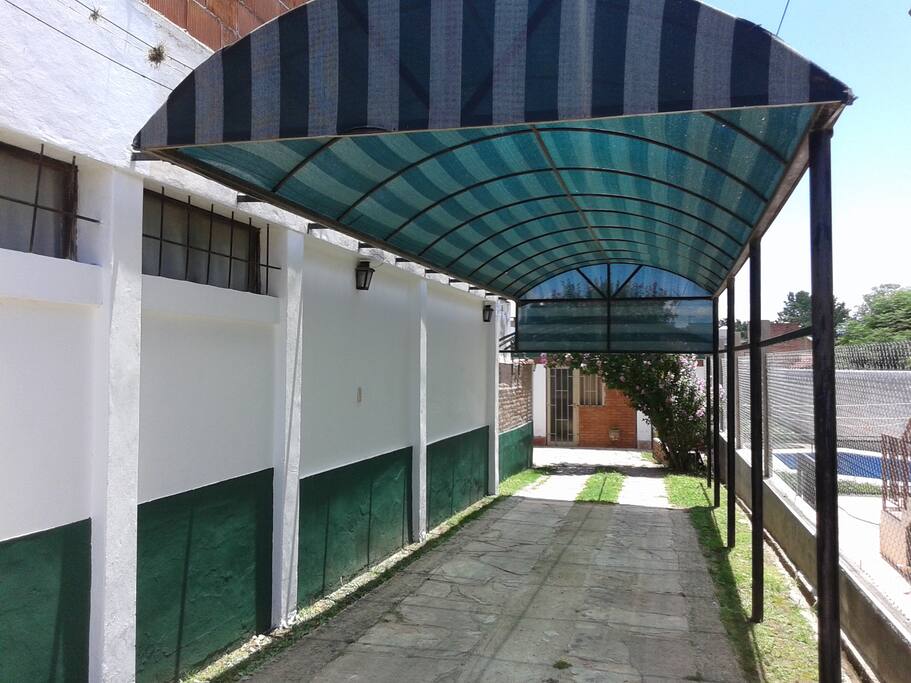 Cochera con porton de rejas