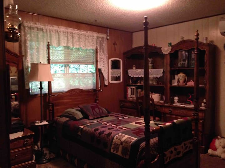 Bellas Twilight Cottage - Forks, WA