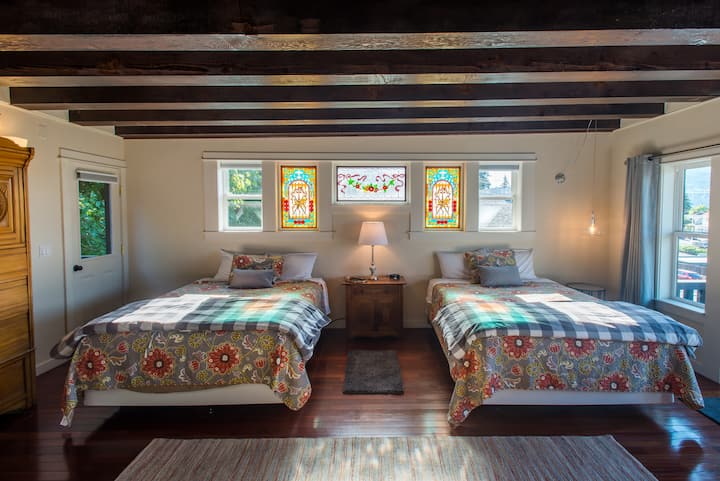 2nd bedroom - 2 queen beds