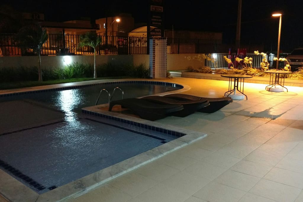 Piscina à noite