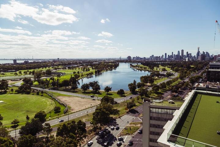 Luxury 2 BDRM Apartment / 2 MIN WALK to GRAND PRIX gallery image 2