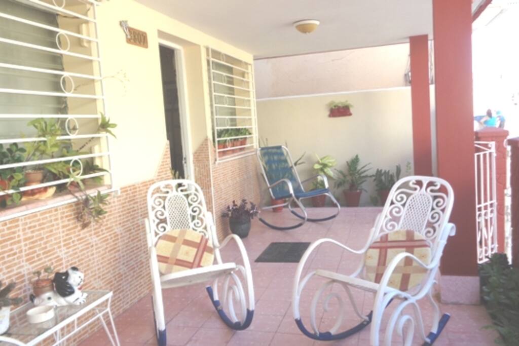 En el portal del Hostal Melba y Manuel puede sentarse a descansar