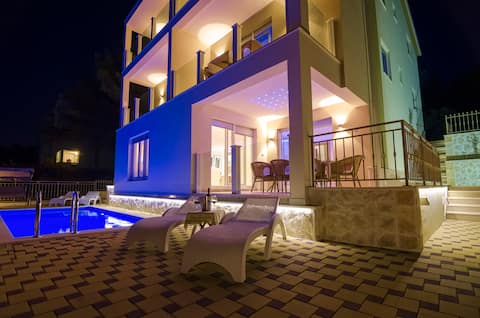 Popular Airbnb listing: Luxury Villa Star Lights - heated pool in Trogir in Mastrinka