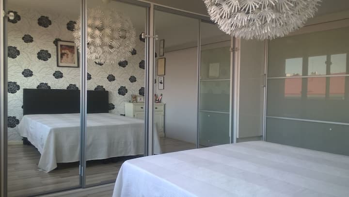   Dormitorio con cama tamaño queen