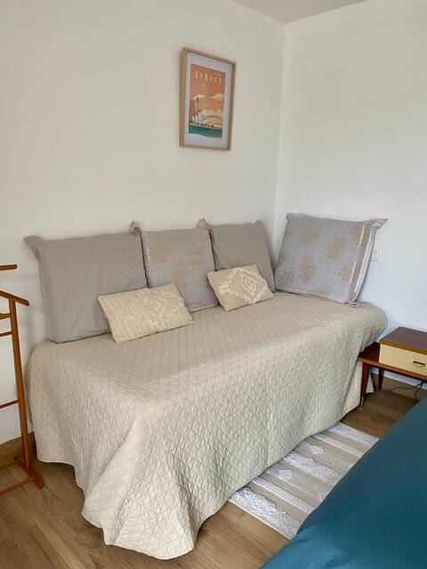 Airbnb performant: Independent private room with ground level access à Seine Et Marne