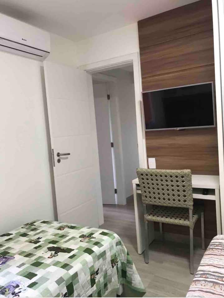 Segundo dormitório: Cama box de casal, cama bi-box de solteiro, escrivaninha, cadeira, smart tv de 32”, Ar condicionado split 9.000btus Gree, guarda roupas com espelho interno e cabides, travesseiros, cortina com blecaute.