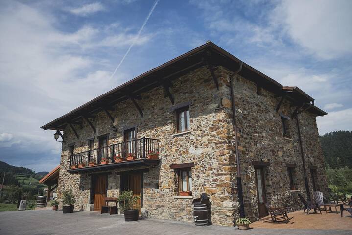 Casa rural en entorno natural cerca de ciudades. gallery image 3