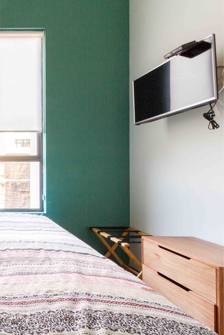 ห้องนอนพร้อมเตียงคิงไซส์และสมาร์ททีวีพร้อมทีวีถ่ายทอดสดและอินเทอร์เน็ต 