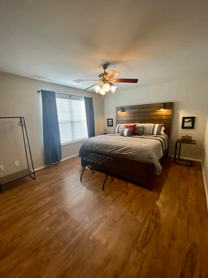 Dormitorio con cama King