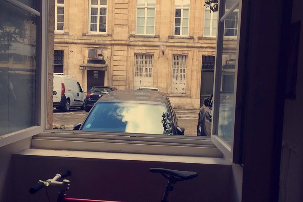 Rez de chaussée, vue sur la cour privée