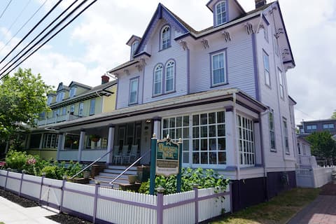 4500 sq. ft Victorian 2-3 blocks from beach/town!
