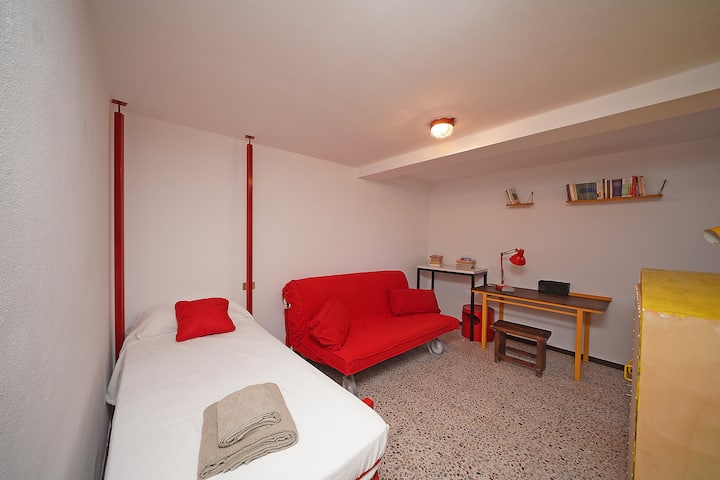 Chambre triple avec un lit simple et un canapé-lit double large 1.40mts- Triple bedroom with one single bed and a double ikea sofa bed 1.40mts wide.