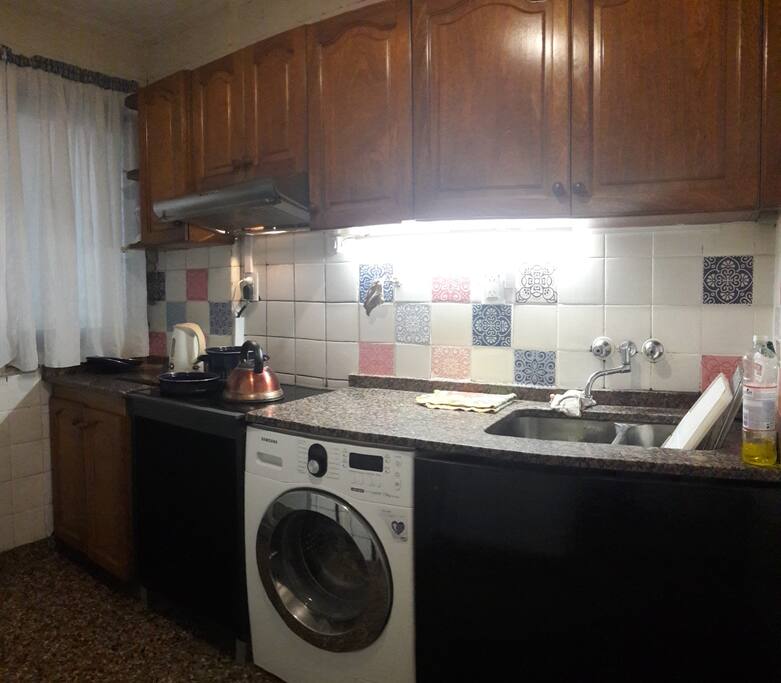 La cocina es Muy amplia. Equipada con Lavarropas digital, Cocina Inducción Smart, horno convector y todos los elementos de cocina. Heladera y un gran freezer