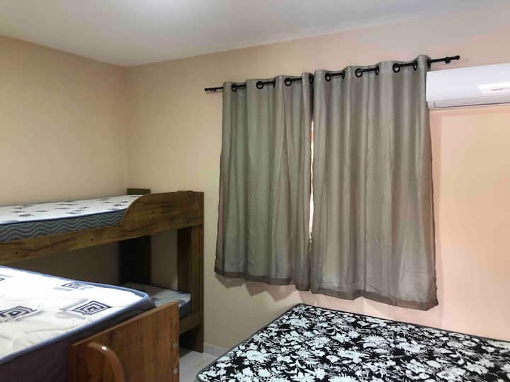 ห้องนอน 1
เตียงสองชั้น 2 เตียงและกล่องคู่
เครื่องปรับอากาศ