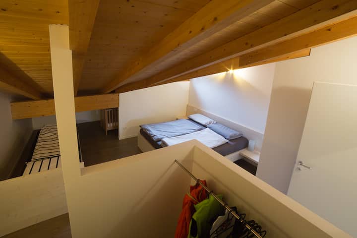 חדר שינה ראשון עם מיטה זוגית + מיטת יחיד 