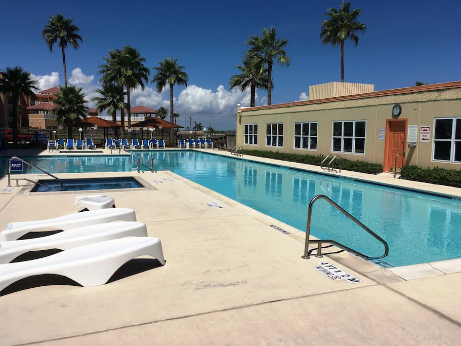 LARGE POOL, TWO HOT TUBS, BBQ GRILLS, PICNIC AREAS, CLUBHOUSE