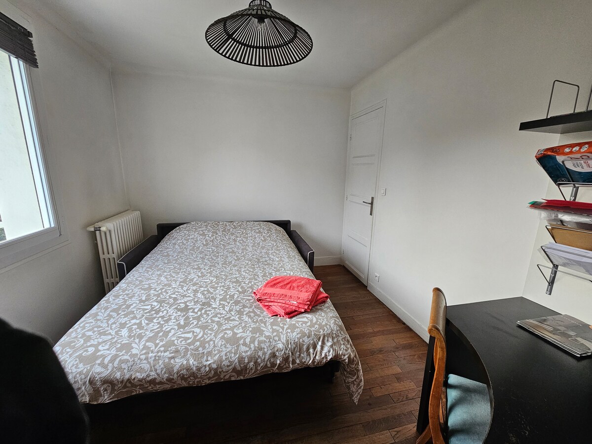  书房设有开放式沙发床。 