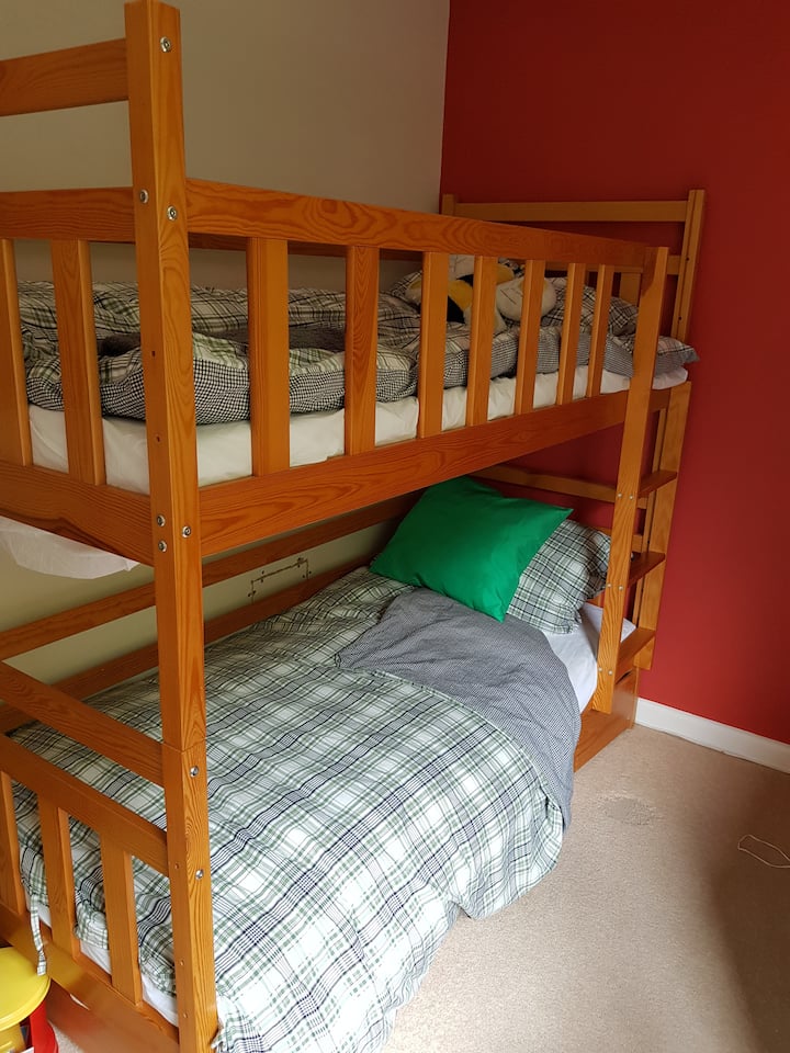 Kreveti na kat u dječjoj sobi. Tu je i dječji krevetić.