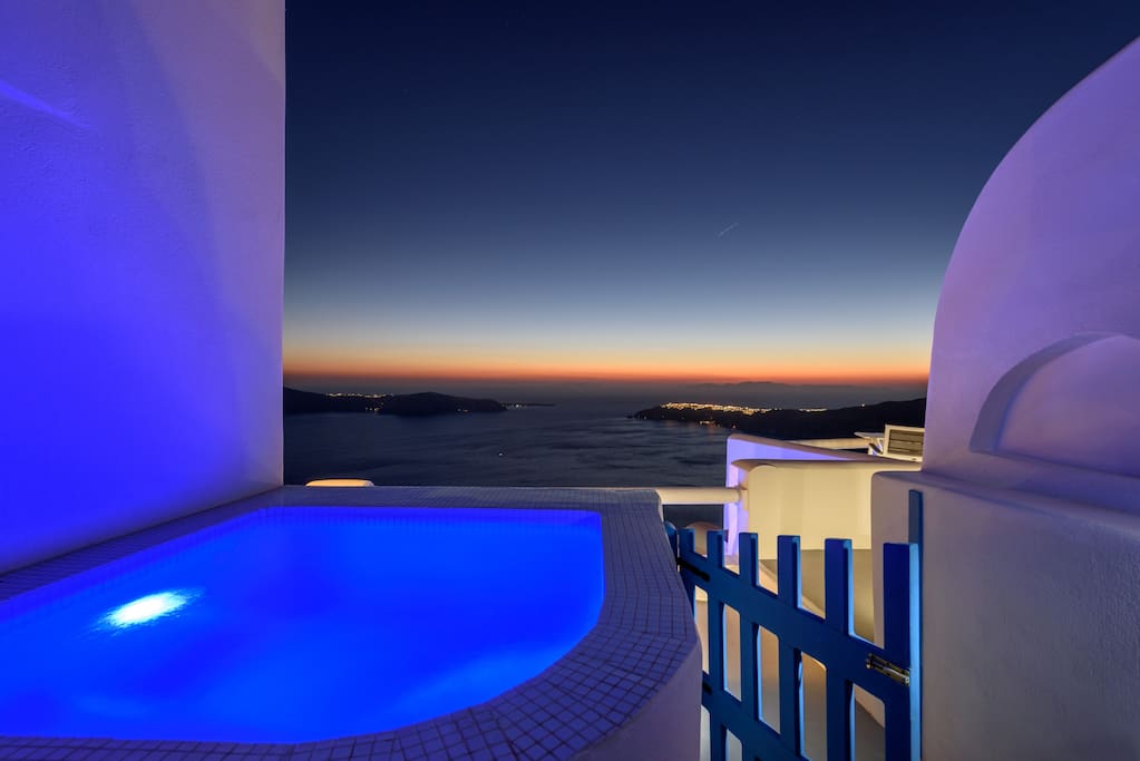 Private balcony with panoramic view at the sea, sunset, caldera and private outdodr big Jacuzzi Hot-tub
and double built sun-bed
