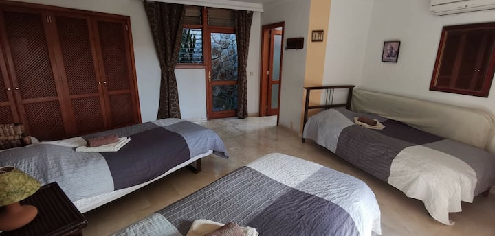 Dormitorio 1 con 3 camas y una madras extra.