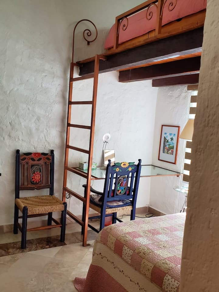 Chumba cha kulala cha 2 kina roshani ndogo na kitanda kimoja kwa ajili ya watoto wenye umri wa zaidi ya miaka 12.... nafasi ya kufurahisha kwa mtu yeyote na kitanda cha ziada cha sngl.  Nafasi nyingi za chumbani katika chumba hiki cha kulala pia na ina kioo cha ukubwa kamili kwa ajili ya kuvaa na pigo la ziada na kioo cha vipodozi kwa matumizi
