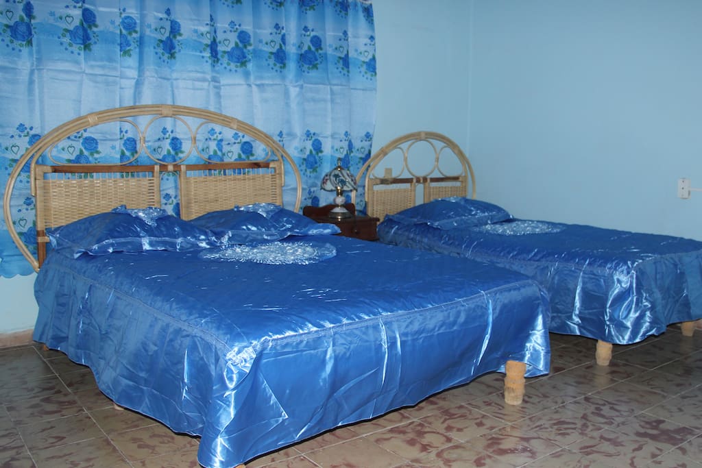 Departamento com 2 camas, una matrimonial plazas y una personal.