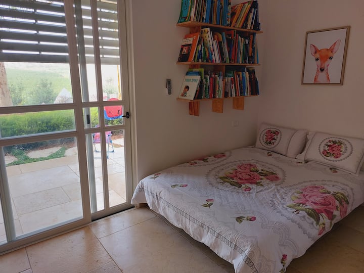 Spálňa č.5 - otvorená izba s manželskou posteľou a možnosťou umiestnenia matracov je možné umiestniť.