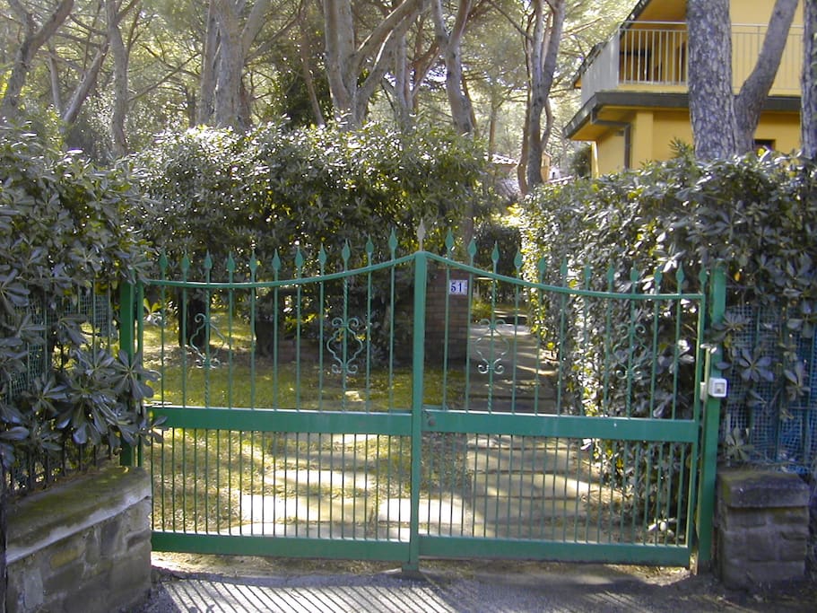Cancello di ingresso con posto auto dentro e fuori